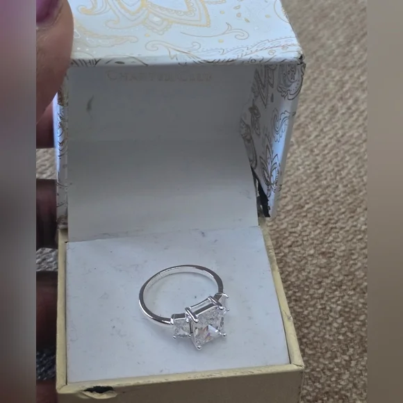 Macy's Elegant Silver 3stone Ring Clear Gemstones Square Sz 8 New - Picture 3 of 13